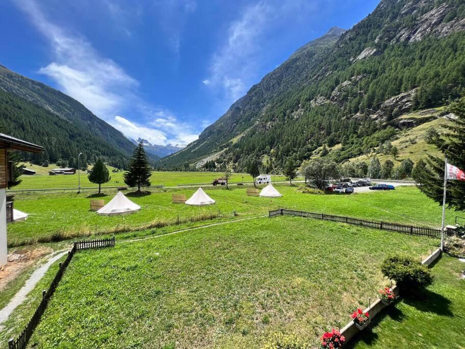 Panorama Apartment For 2 Near Zermatt With Parking! Täsch Eksteriør bilde